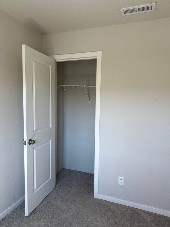 Building Photo - ? Modern 3-Bedroom Townhouse with Bright O...