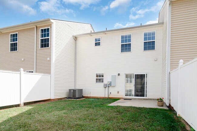 Building Photo - 558 Calen Ln