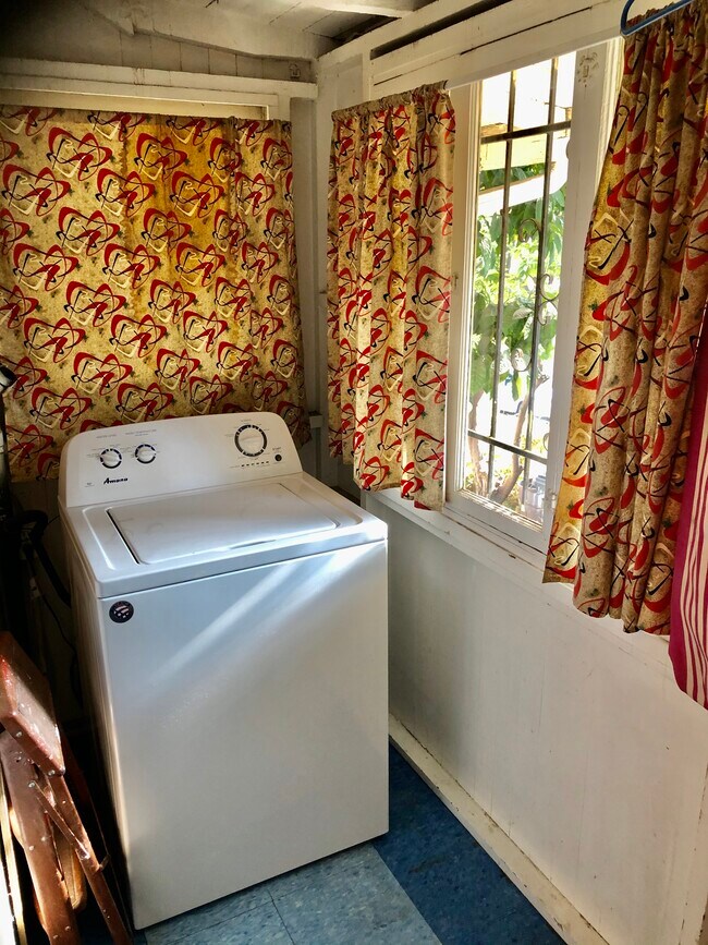 Building Photo - 654 Tularosa Dr