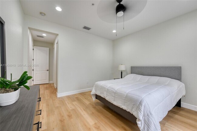 Building Photo - 430 SW 147th Ave