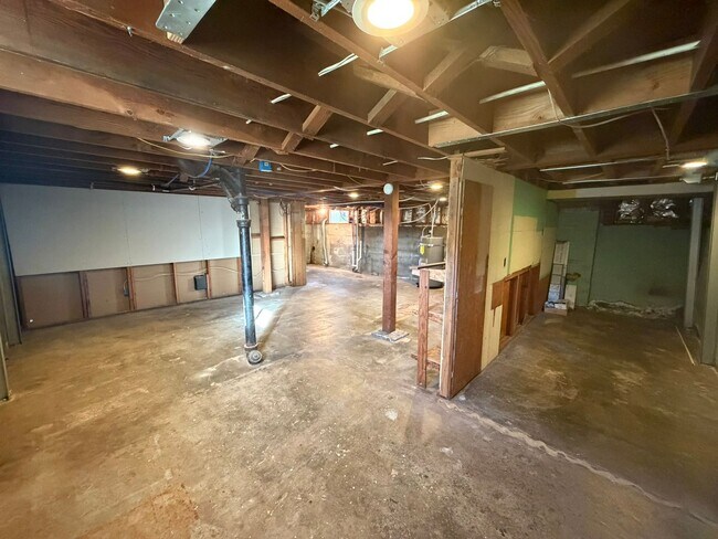 Building Photo - **MOVE IN SPECIAL!** Large 2 Bedroom with Bonus Space!