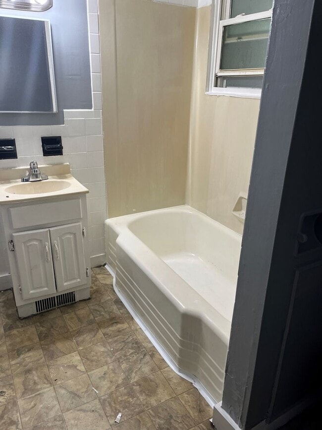 Building Photo - 610 Turtle St