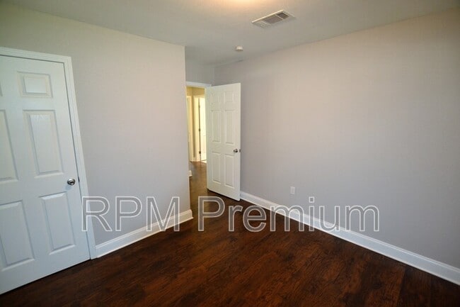 Building Photo - 2530 Chantulane Ave