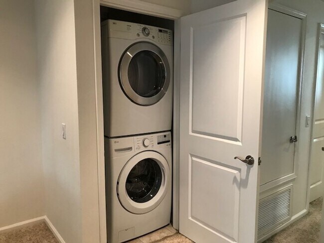 Building Photo - 2BR + 2 1/2BA CONDO AVAILABLE NOW IN BURBANK!