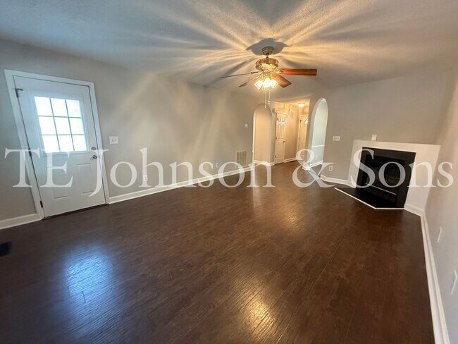 Building Photo - Charming One Level 3 Bedroom Home with Fenced Yard, Garage, and Deck