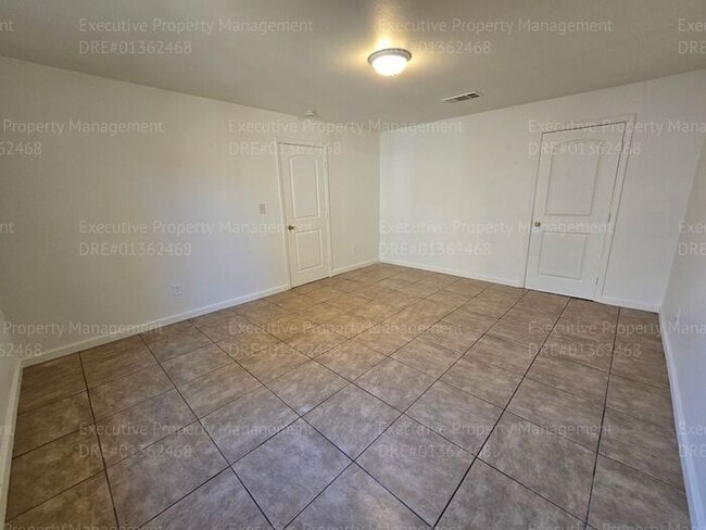 Building Photo - 3 bedroom/ 2 bathroom home