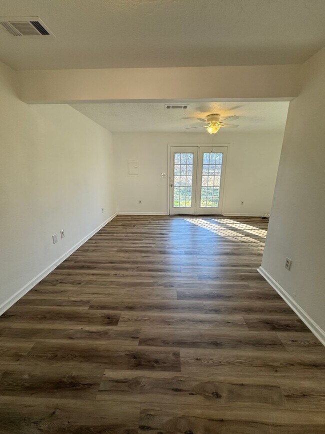 Building Photo - Desirable Townhouse in Martin! *New Flooring & Paint*