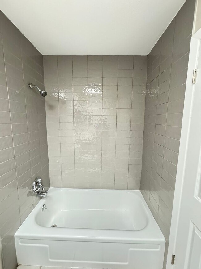 Building Photo - Gorgeous 4 BR country estate home with pool on 3 Acres