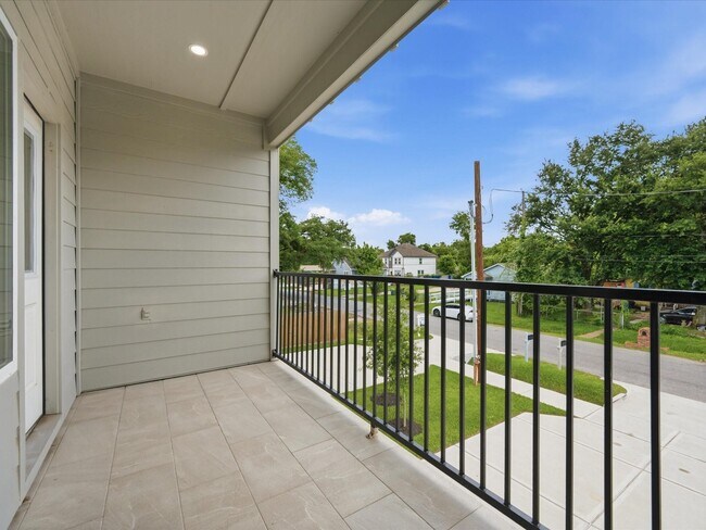 Building Photo - 2022 Wavell St