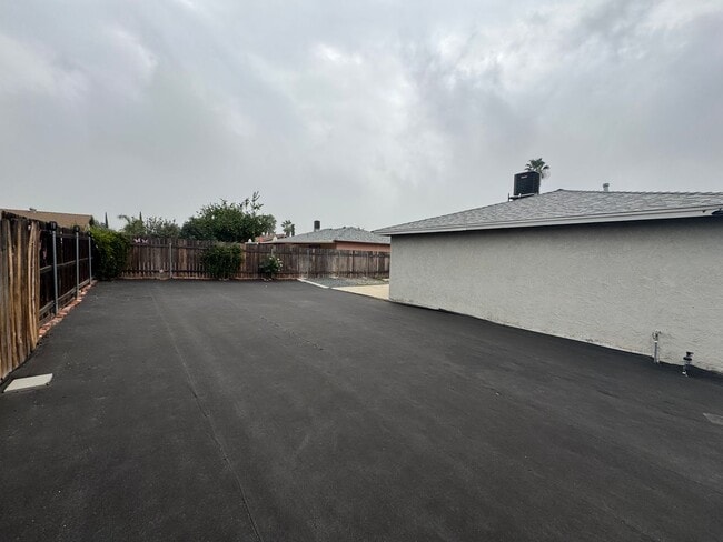 Building Photo - 428 E Montrose St