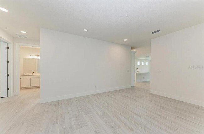 Building Photo - 10016 Rembrandt Wy