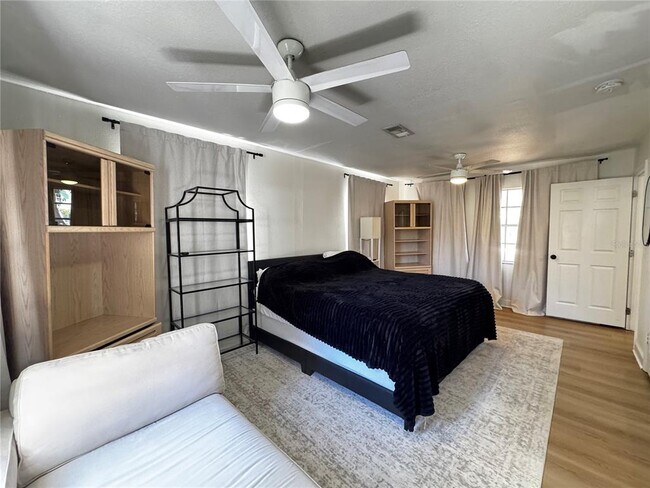 Building Photo - 3008 Hillview St