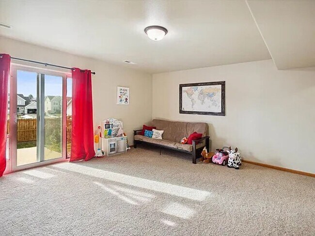 Building Photo - Coralville 4 Bedroom 4 Bath 3 Level Town H...