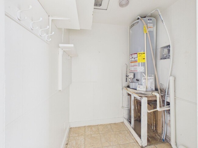 Building Photo - Adorable 3 Bedroom Home in Sunset Addition!
