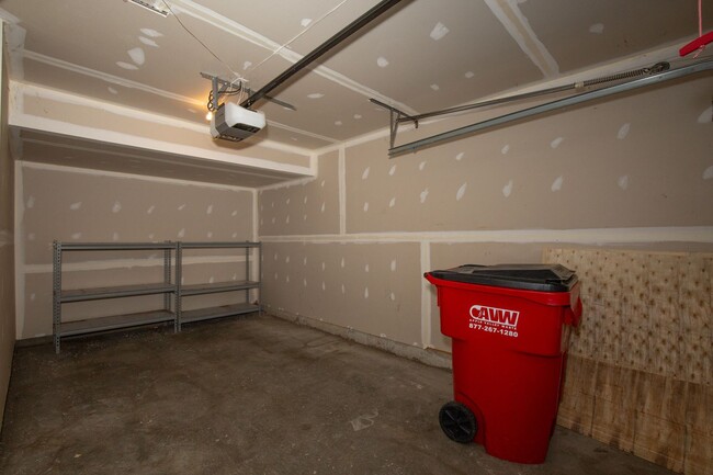 Building Photo - 3 bed, 2full/2 half bath Townhome in Marti...