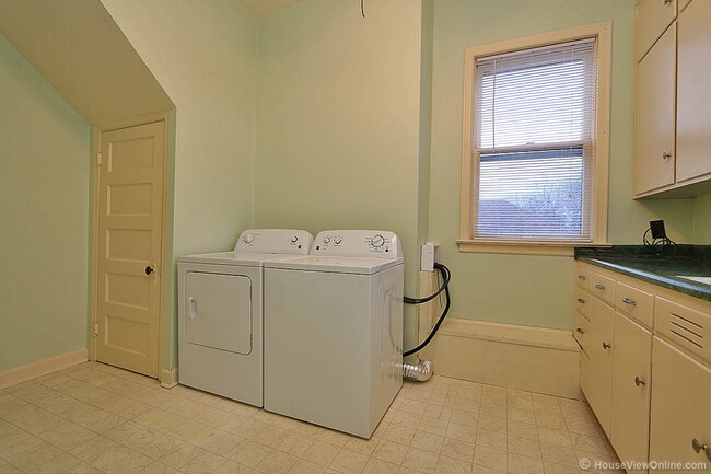 Building Photo - Three Story House Close to SEMO - June 2026- May 2027 Lease