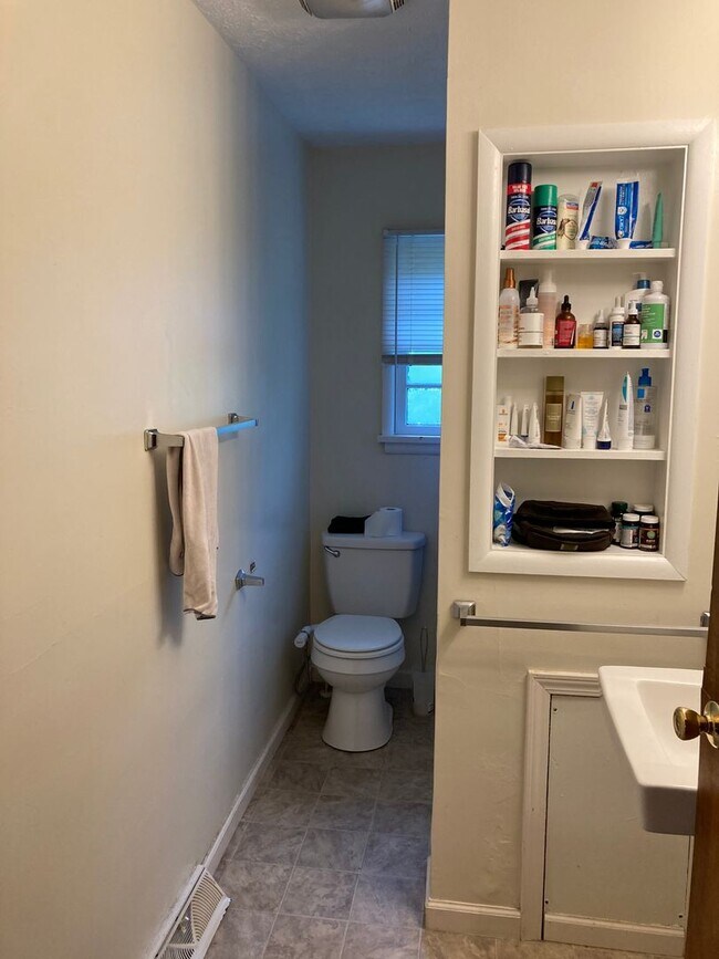 Building Photo - Spacious 5 bedroom, 2 bath house! Availabl...