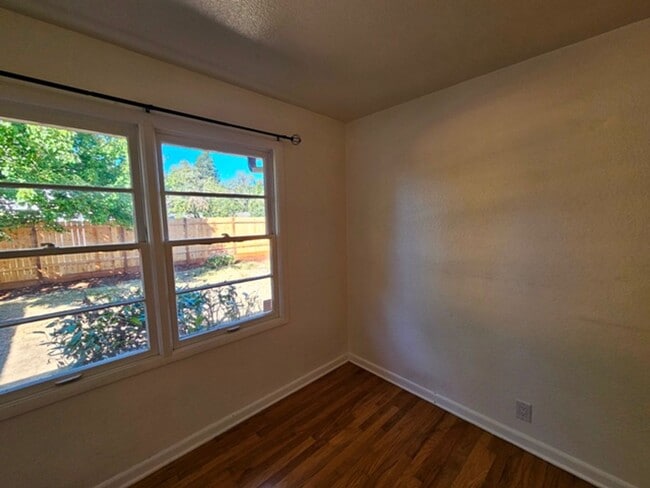 Building Photo - 3Bd/1.5Ba Single Story Home-For Viewing!