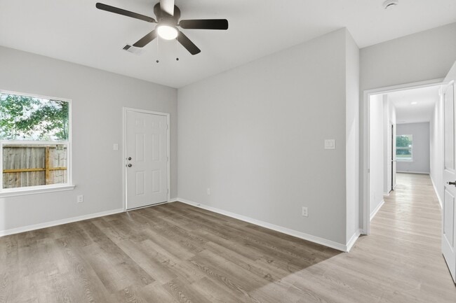 Building Photo - 2521 Maple St