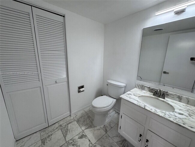 Building Photo - 5000 N Ocean Blvd
