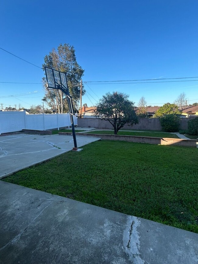 Building Photo - Large North Torrance House. Torrance Schools, Huge yard, 2 car garage hookups **OPEN HOUSE EVERY ...