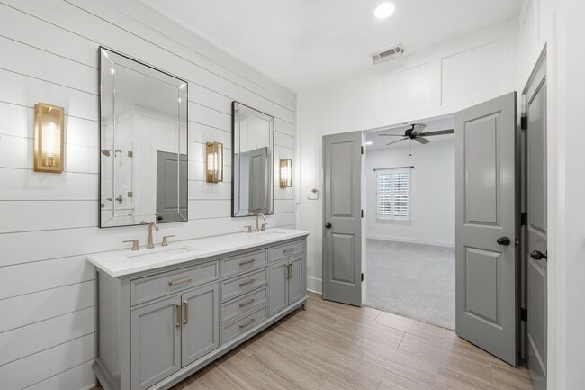 Building Photo - Modern Living in Franklin