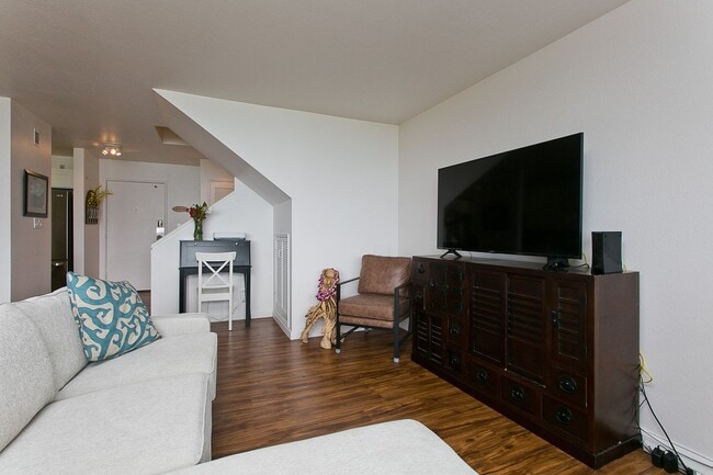 Building Photo - Three Bedroom Penthouse Townhome with beau...