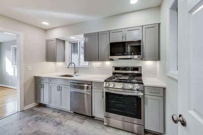 Building Photo - Spacious 3BR/2BA Rambler with Heated Sun-room and Slate Patio!