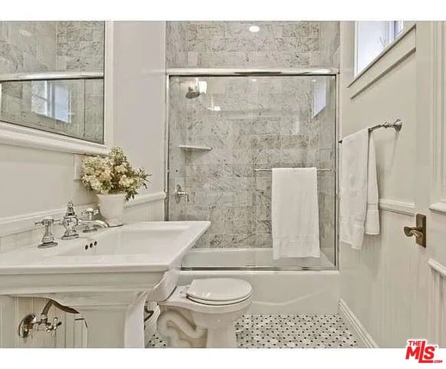 Building Photo - 580 N Kenter Ave