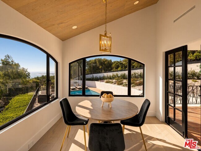Building Photo - 3909 Villa Costera