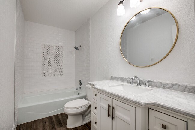 Building Photo - RENOVATED 2-BEDROOM IN WHISPERING OAKS