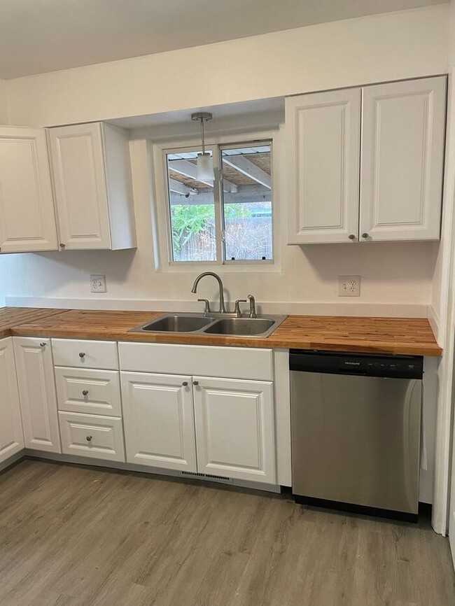 Building Photo - Newly Renovated 2 Bed 1 Bath Duplex in Nor...