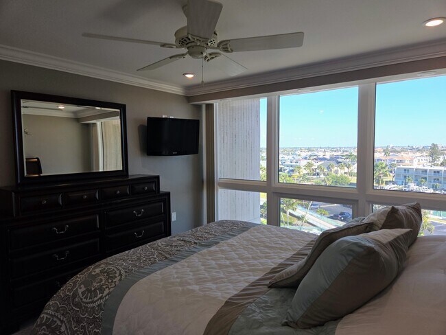 Building Photo - 1 Key Capri