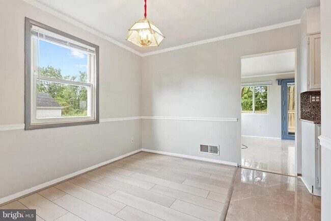 Building Photo - Picture-Perfect 2 Bedroom Home!