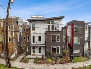 Building Photo - Judkin Parks Townhome