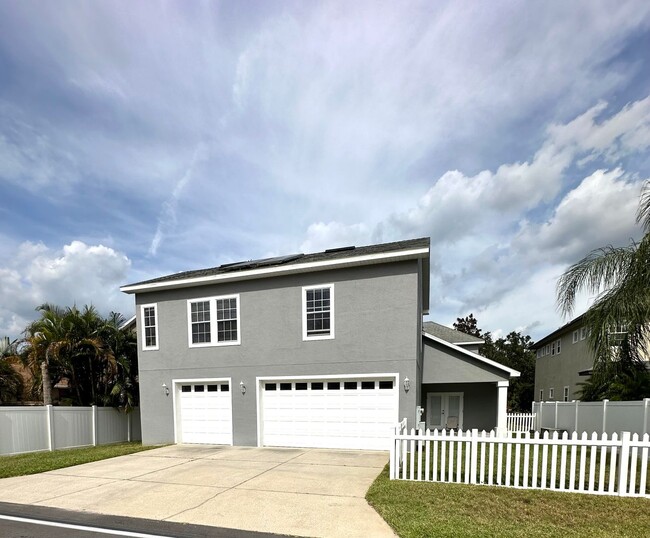 Building Photo - Beautiful 6 Bed 4 Bath Fenced Home w/ Full...