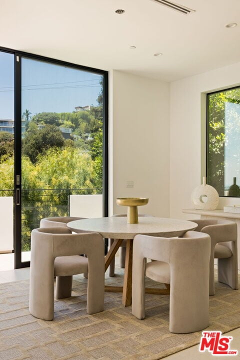 Building Photo - 1516 Forest Knoll Dr