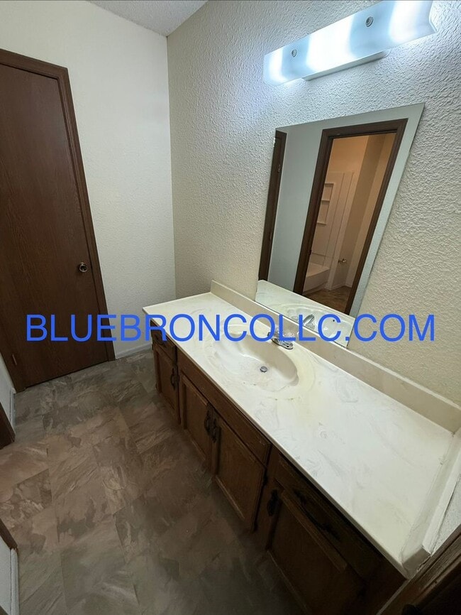 Building Photo - Spacious 2 Bedroom unit for a great price!
