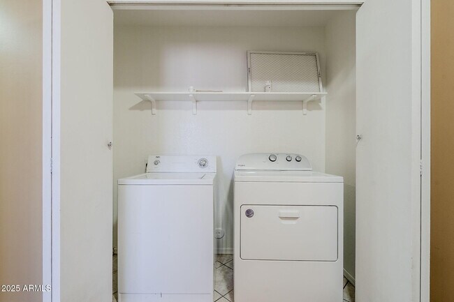 Building Photo - 2117 W Renaissance Ave