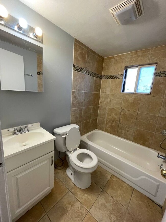 Building Photo - 1016 S Woodbury St