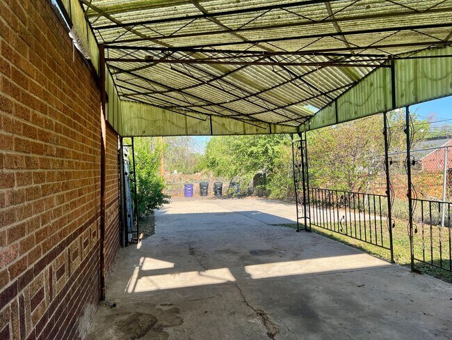 Building Photo - Backside Duplex in Park Hill Available!