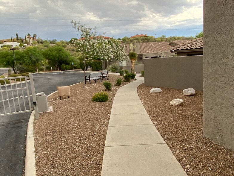 Building Photo - 3853 N Forest Park Dr