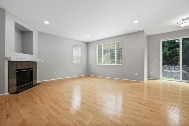 Building Photo - Gorgeous Modern Air Conditioned Home in Ga...
