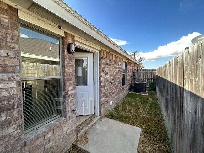 Building Photo - 3007 Linda Vista St