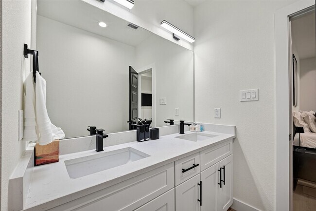 Building Photo - 712 Delano St