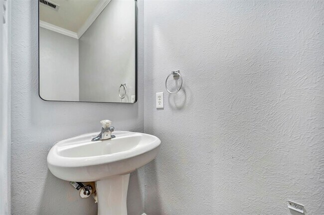 Building Photo - 22250 Queenbury Hills Dr
