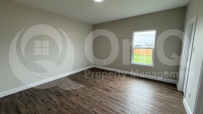Building Photo - 8001 W Elizabeth Ln