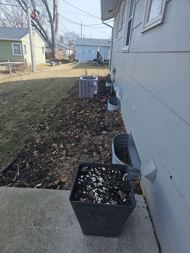 Building Photo - There is a $25 fee per application and eve...