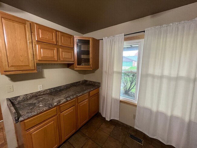 Building Photo - Beautiful 3 Bed, 2 Bath Home in Huber Heights