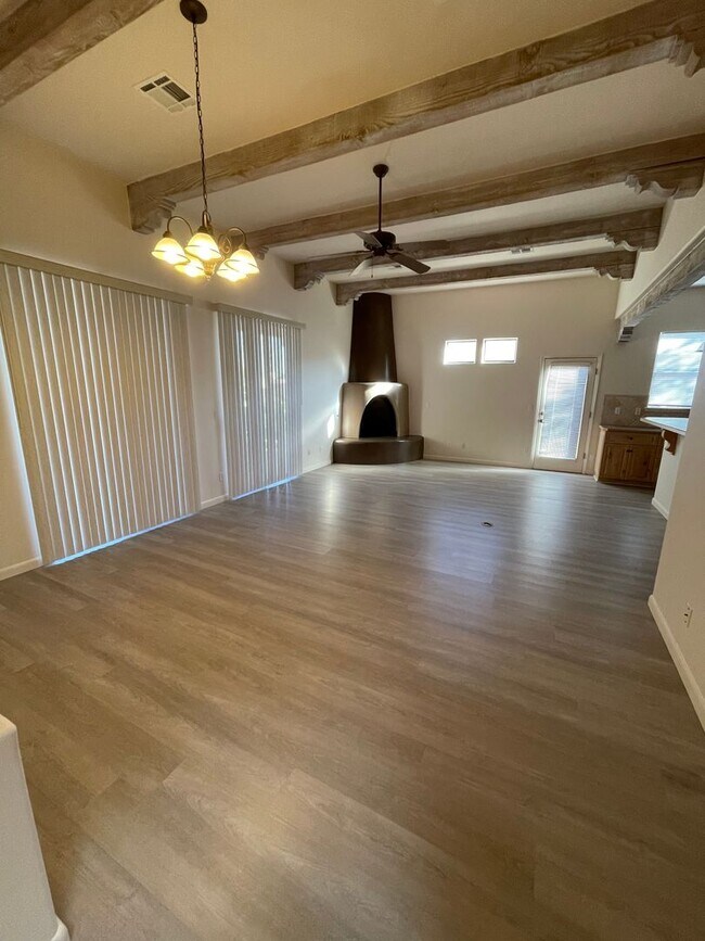 Building Photo - Beautiful 3 Bedroom/2.5 Bath w/ Office off...